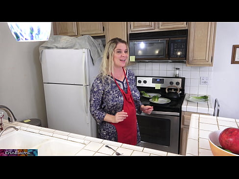 ❤️ A madrasta a ordenhá-lo na cozinha antes do seu encontro ❤ Sexo vídeo em pt.sexvideosex.top ❤