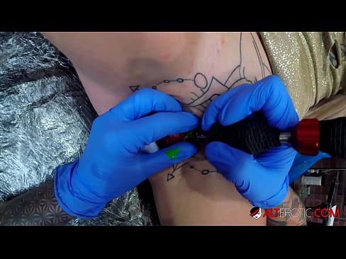 ❤️ Extremamente tatuada, a brasa Sully Savage fez uma tatuagem no seu clítoris ❤ Sexo vídeo em pt.sexvideosex.top ❤